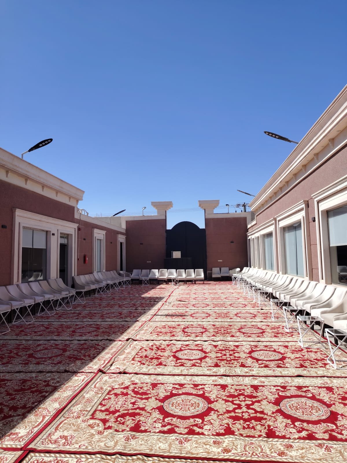 جلوس ملكي أو كراسي ضيافة في مناسبة بالرياض — لقطة أرشيفية 2 من أعمال لمسه التميز في الرياض